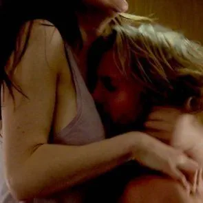 Alexandra Daddario sexe sur le dessus