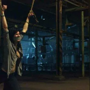 Les seins d'Alexandra Daddario couverts