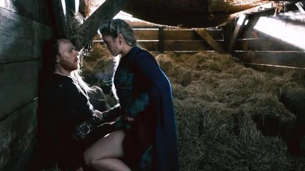 అలిసియా ఆగ్నేసన్ హాట్ క్లీవేజ్