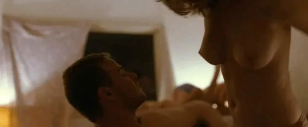 Елизабет Олсен гол дупе