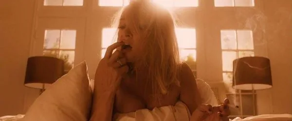 Maggie Q yläosattomissa