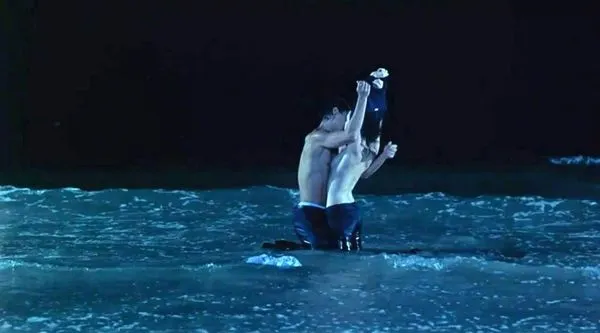 Maggie Q-nänni liukuu