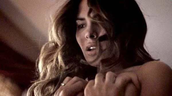 Escena en topless de Nadine Velazquez