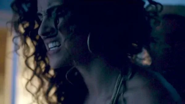 Adria Arjona culo en bragas negras