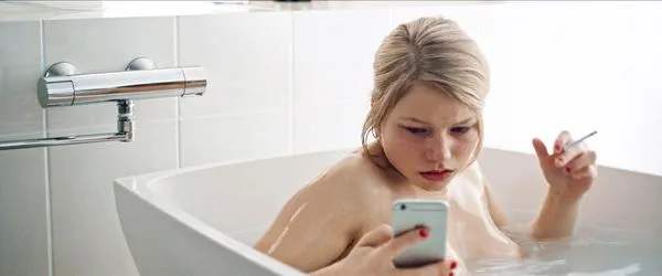 Pembe Söderholm çıplak göğüsleri