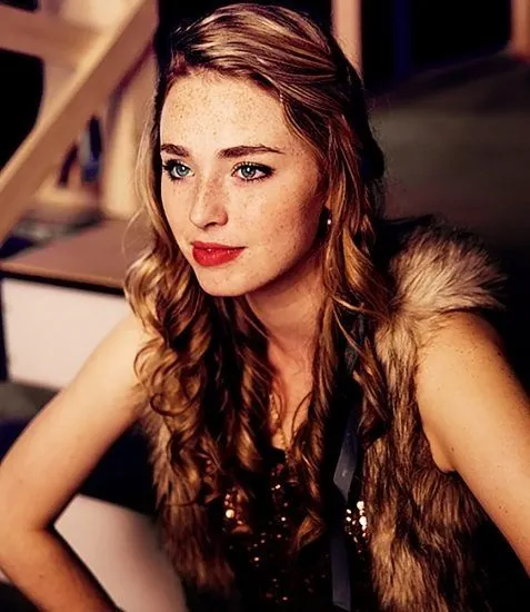 Freya Mavor yang berambut merah