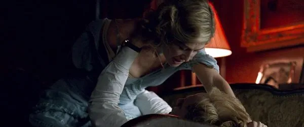 Rosamund Pike scenă de sex fierbinte