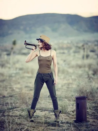Lauren Cohan vtipně odhaluje tvrdé bradavky