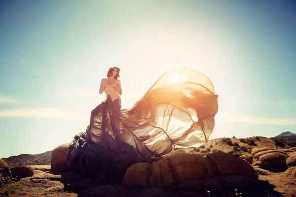 Lauren Cohan nahoře bez uměleckého natáčení