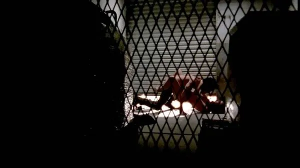 Lauren Cohan na koni muže na stole