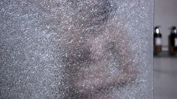 Lauren Cohan prsa vidět skrz sklo