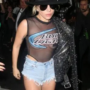 леді гага бачити крізь футболку