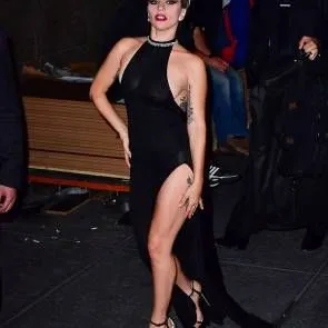 Леді Гага ходити в елегантному чорному платті
