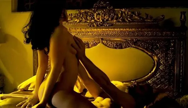 Ludivine Sagnier vozi fanta v dvojnem filmu The Devils