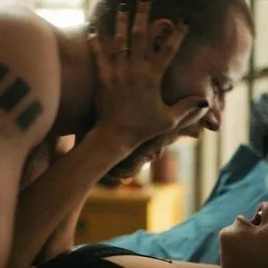 Nina Dobrev 섹스 장면