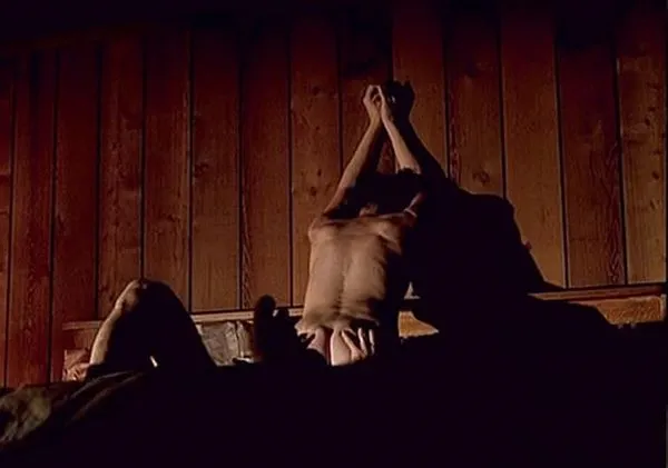 Embeth Davidtz Rides Seorang Lelaki Dari Filem Makhluk Bersayap