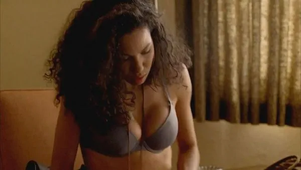 Jurnee Smollett-Bell varm bh