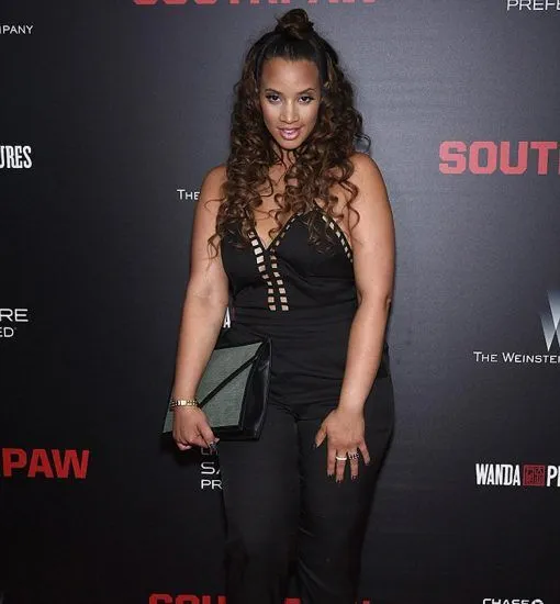 నల్ల దుస్తులు ధరించిన దాస్చ పోలాంకో గాడిద