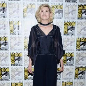 Jodie Whittakeri must kleit