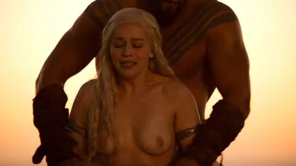 Emilia Clarke sundis alastust