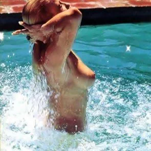 Buah dada Suzanne Somers