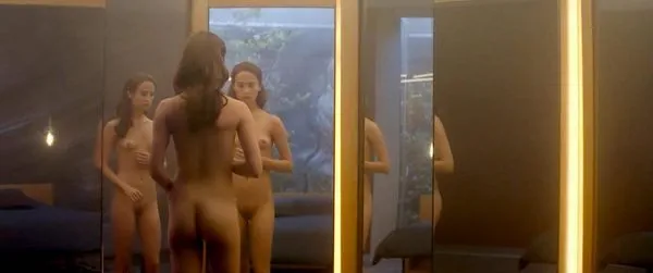 Обнаженная киска и жопа Alicia Vikander