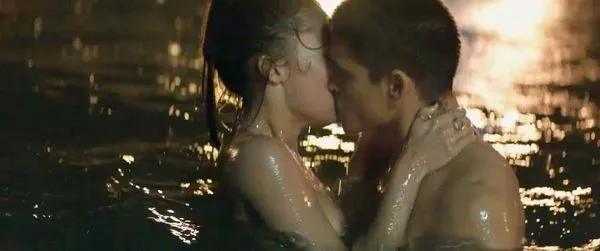 Секс топлесс с Алисией Викандер