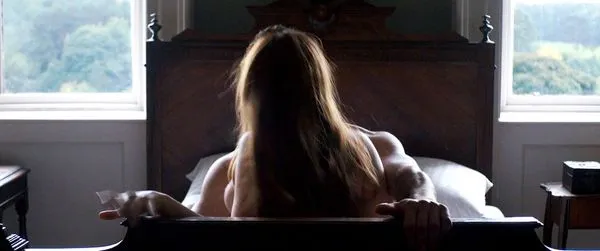 Florence Pugh desnuda por detrás