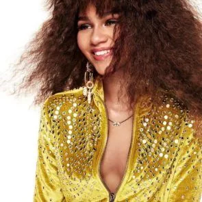 Zendaya seksikas kollases pintsakus