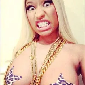 니키 미나 즈 누드 셀카 가슴 가까이