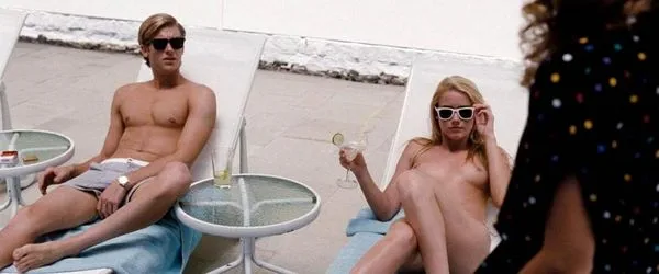 एम्बर हर्ड नग्न स्तन