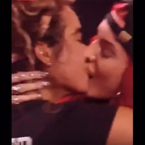 Justina Valentine λεσβιακό φιλί με sommer ray