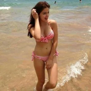 Payudara Ariel Winter di belahan dada yang dalam
