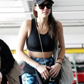 جیسکا البا نپل کھیلوں کی چولی سے چھڑک رہی ہے