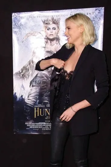 charlize theron na sinusubukang ayusin ang kanyang nangungunang itinampok