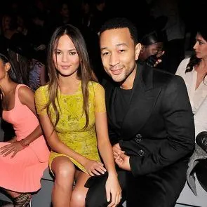 כריסי טייגן כוס עירום