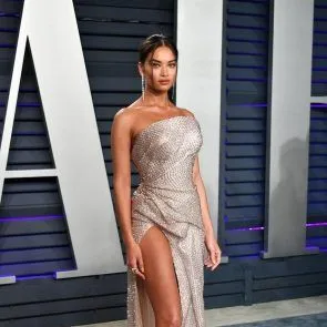 Shanina Shaik gümüş elbiseli sıcak