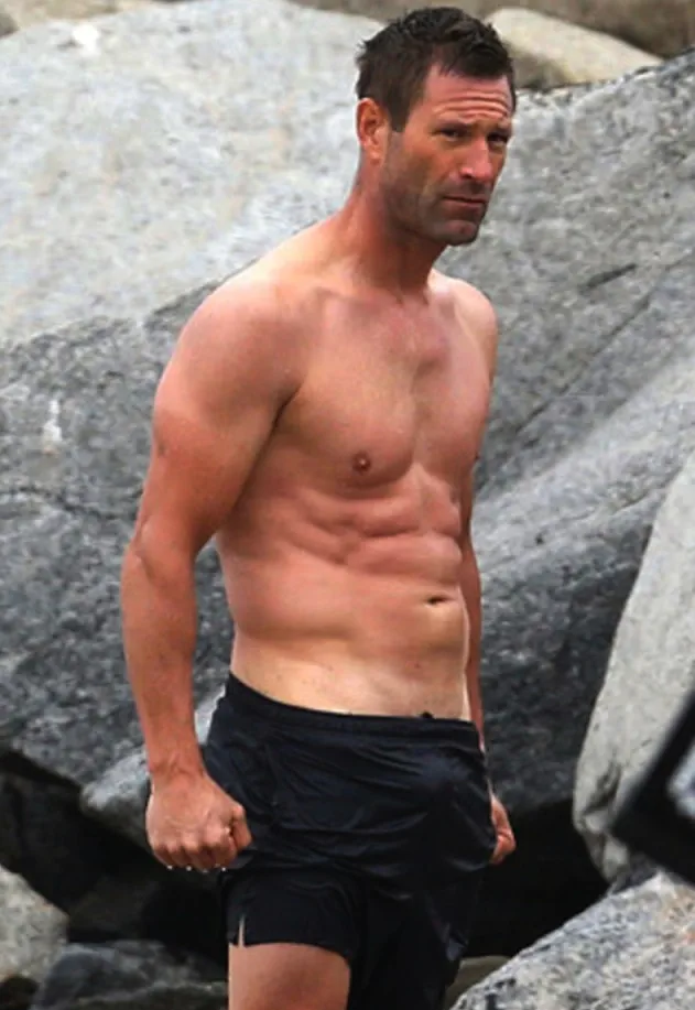 Aaron Ekheter glumac, fotograf ima fotografiju bez majice