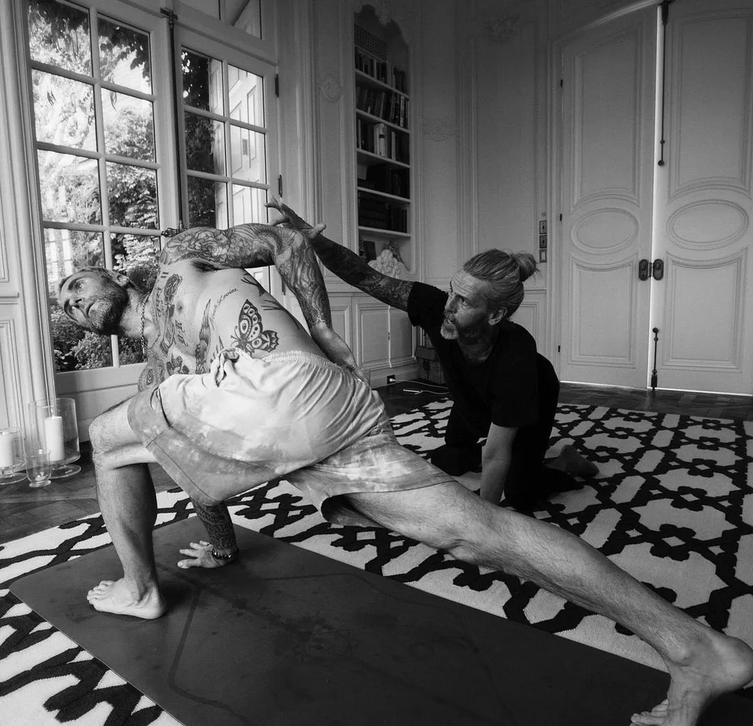 Adam Levine ass photos