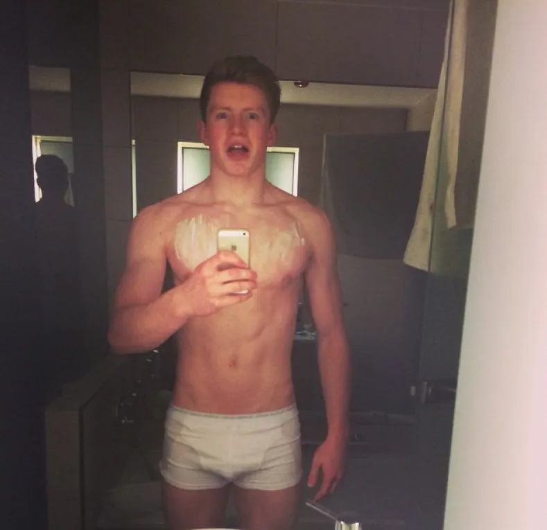 アダムピーティー上半身裸のセルフィーとタイトな下着での踊り