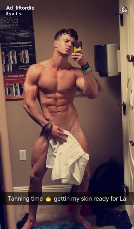 Αστέρι στην πραγματικότητα Adrian Laurent Nue και εσώρουχα