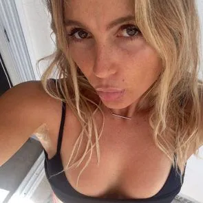 תמונות פרטיות עירומות של אלנה בלנשארד - לגולש פופולרי יש ציצים נחמדים!