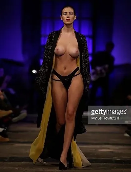 אלחנדרה גילמנט ציצים טבעיים בעירום