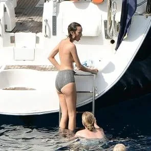 07-Алека-Цхунг-Топлесс