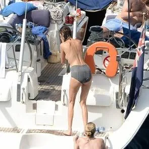 08-Алека-Цхунг-Топлесс