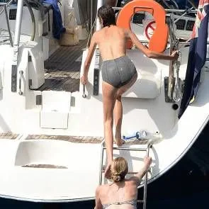 09-Алека-Цхунг-Топлесс