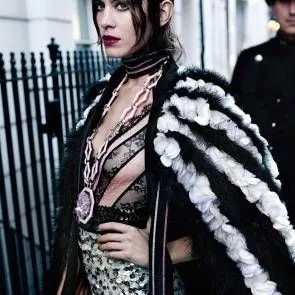 02-Алека-Цхунг-Топлесс