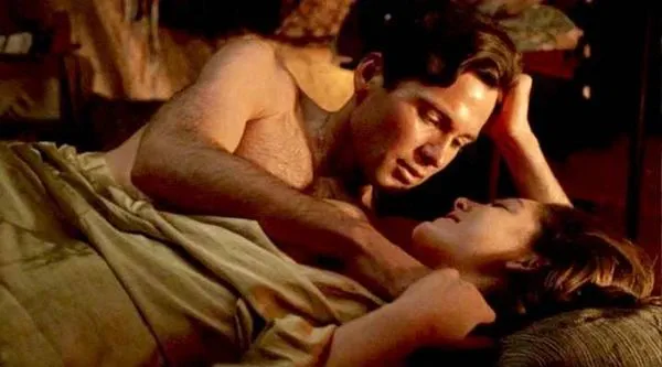 Alexa Davalos Tits σε ρομαντική σκηνή από το 'And Starring Pancho Villaas Himself'