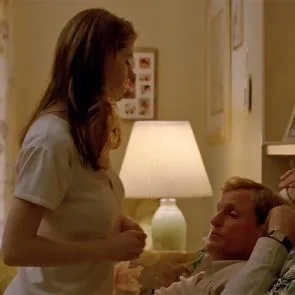 Alexandra Daddario sexy mamelon pokies