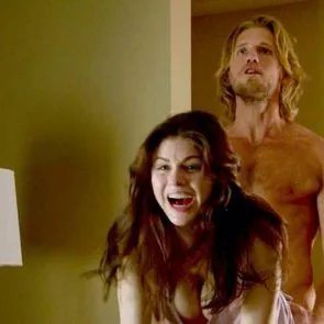 Alexandra Daddario sexe par derrière
